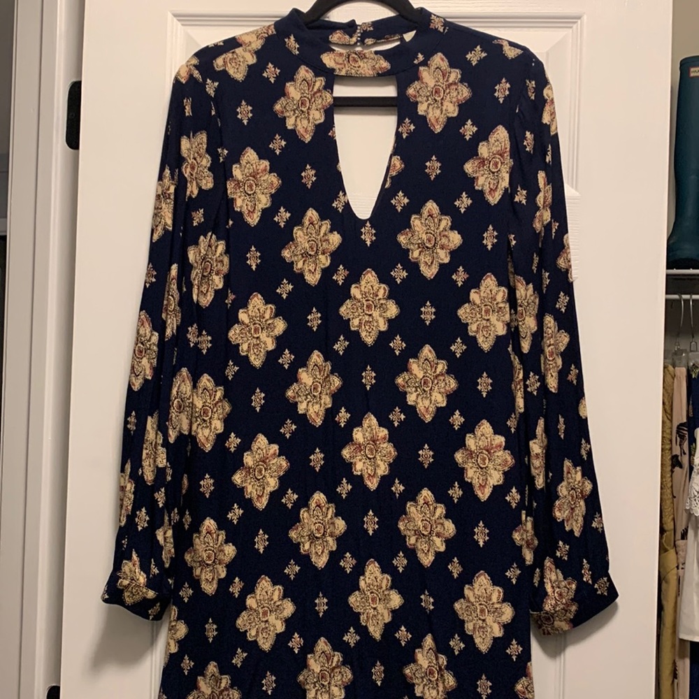 Francesca’s keyhole neck long sleeve dress